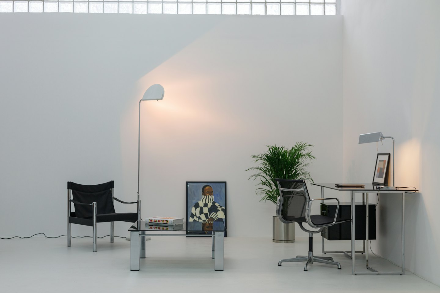 Modernt kontor och lounge med minimalistiska möbler.